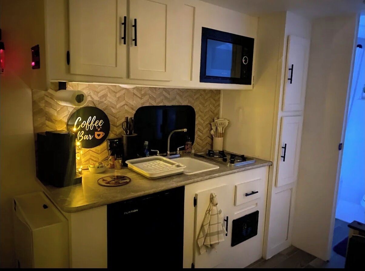専用キッチン. Charming RV in friendly Bethpage