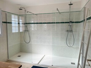 Ducha y secador de pelo