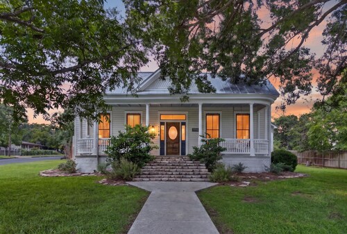 Historic Gem DT w/Hot Tub, Game Room + Pets Free!