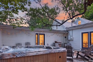Ein Whirlpool, Sitzgelegenheiten im Freien und ein Grillbereich.