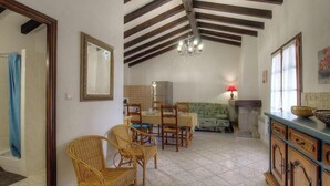 A dining area with wicker chairs, a table, and a chandelier. - I caseddu d'Ulmetu1 - OLMETO (OLMETO)
