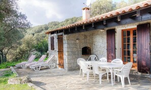 Outdoor dining - Vrbo Property (OLMETO)