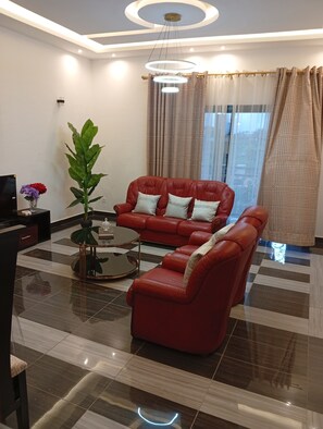 Deluxe penthouse, 2 slaapkamers, keuken, uitzicht op tuin | Woonruimte