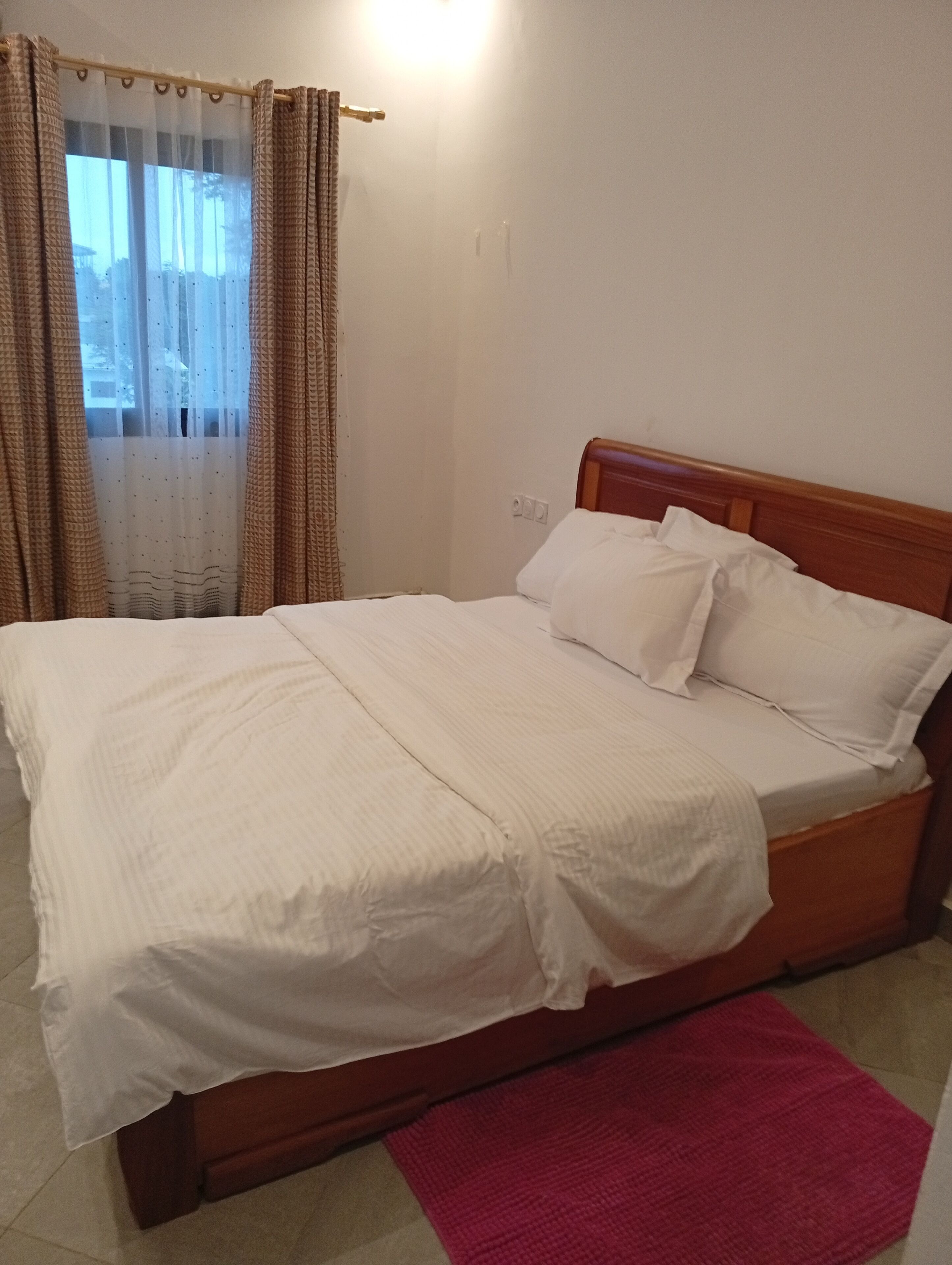 مكتب ومساحة عمل للكمبيوتر المحمول وستائر تعتيم ومكواة/لوح كي