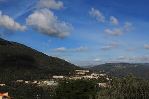 Eine Berglandschaft mit Gebäuden und blauem Himmel.