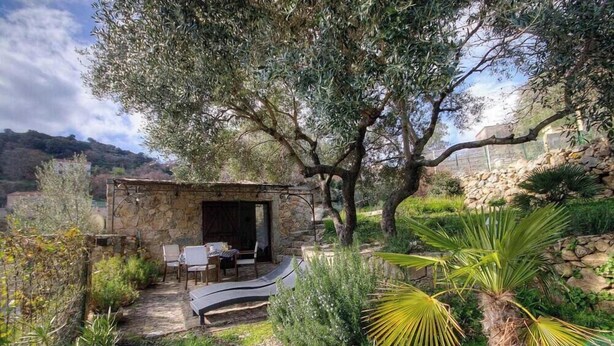 A stone building with a patio, surrounded by trees and plants. - U PAGLIAGHJU - CATERI (CATERI)