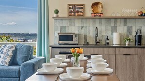 Una cocina moderna con comedor, sofá y vistas a la ciudad.