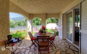 Outdoor dining - Vrbo Property (FURIANI)