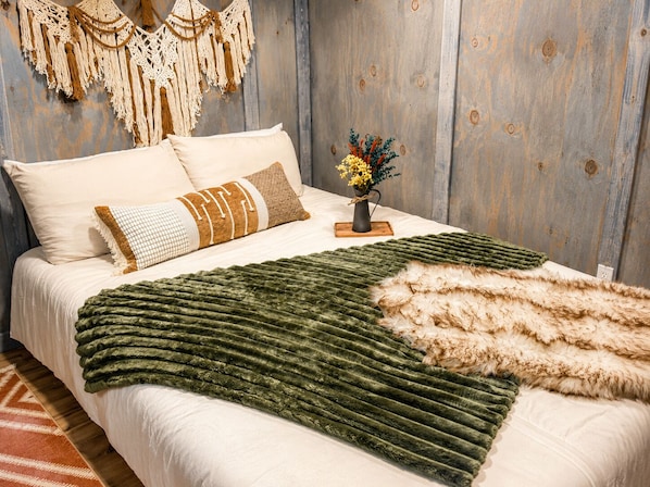 Room - Glamping Cabin With AC at Greeter Falls Campground (Altamont)