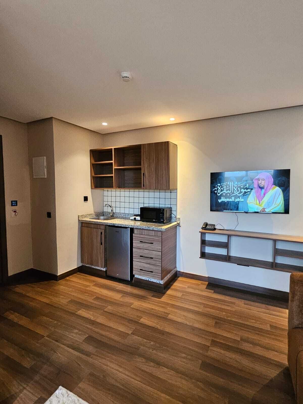 Deluxe Apartment | Private kitchen | Mini-fridge, microwave