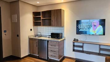 Deluxe Apartment | Private kitchen | Mini-fridge, microwave