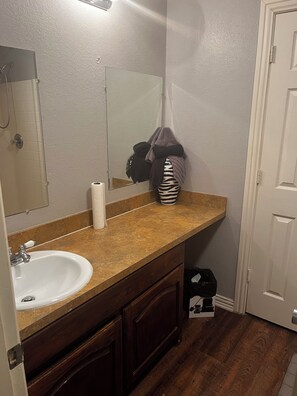 Bathroom - DFW World Cup Corporate Headquarters – 3BR Home near Stadium (Fort Worth)