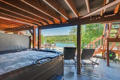 Relax and get Cozy on Keowee with a sandy beach & lake access in 2 bd townhome.