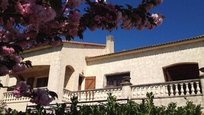 A building with a white facade, arched windows, and a balcony with balustrades. - U Luminellu - LUCCIANA (LUCCIANA)