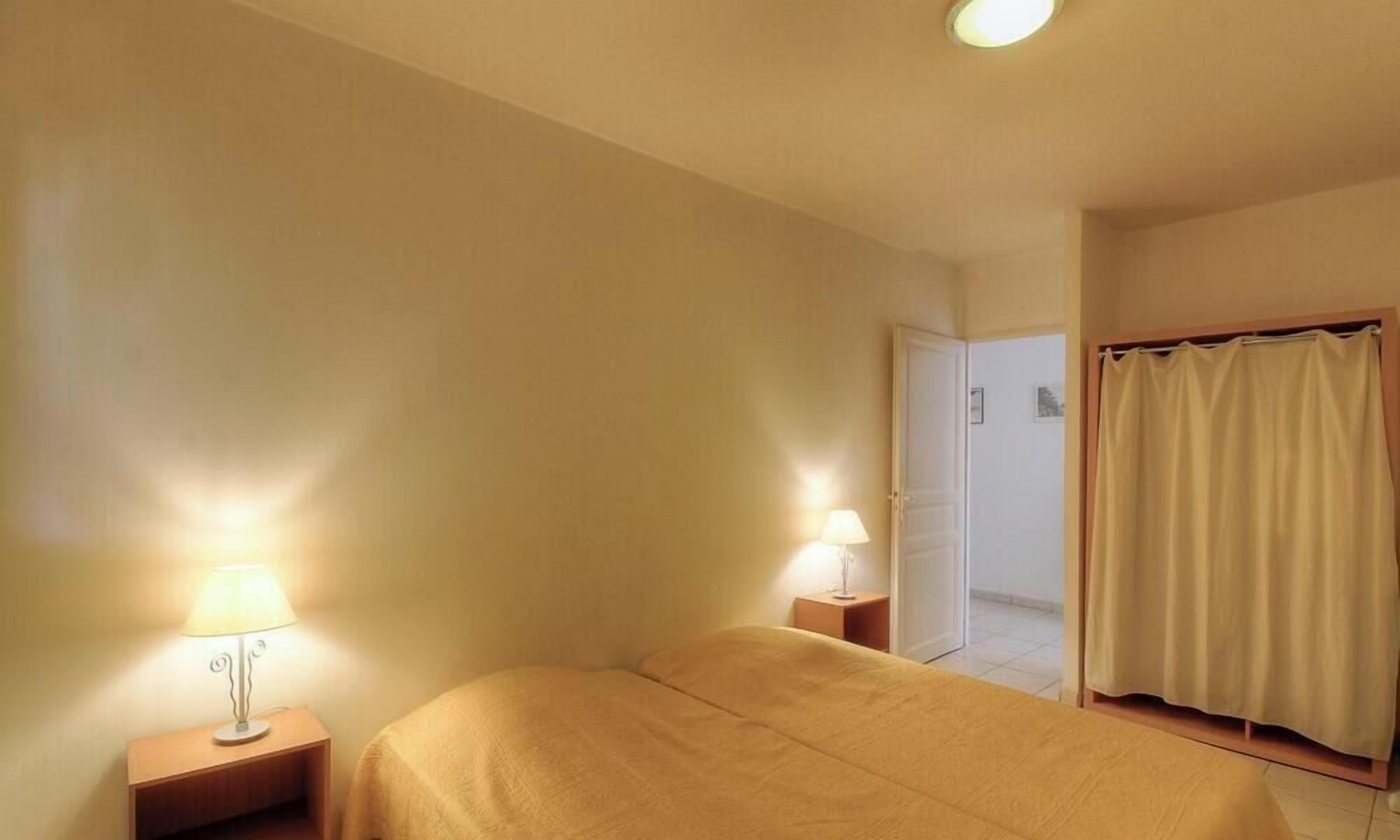 Travel cot, free WiFi