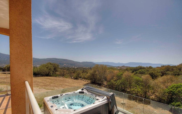 Bañera de hidromasaje al aire libre