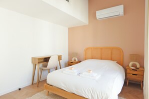 Tabla de planchar con plancha y ropa de cama