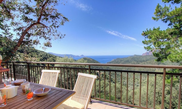 A wooden table with chairs on a balcony overlooking a mountainous landscape. - Hawthorn - PARTINELLO - Gîte (PARTINELLO)