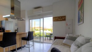 Une chambre moderne dotée d’un lit, d’un coin repas et offrant une vue sur l’extérieur.