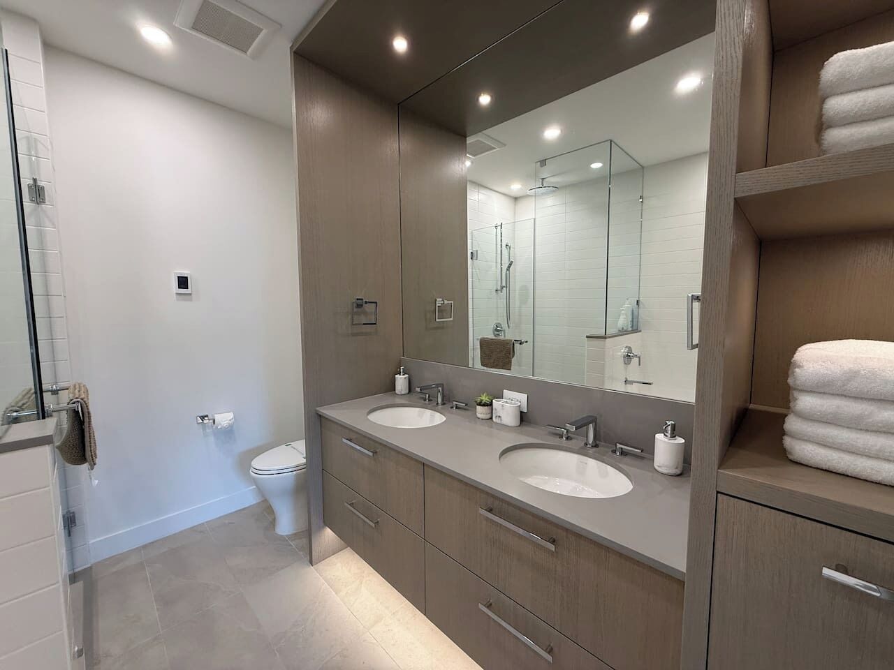 Towels, soap, shampoo, toilet paper