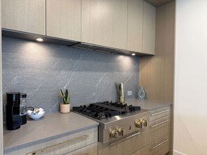 雪櫃、微波爐、焗爐、爐具