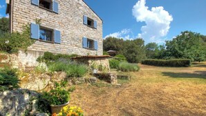 A stone house with a garden, a stone wall, and a clear sky. - Pastricciola - LEVIE (LEVIE)