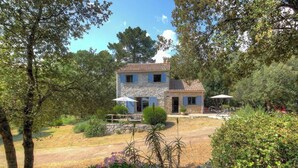 A stone house with a tiled roof, surrounded by trees and a garden with a patio area. - Pastricciola - LEVIE (LEVIE)