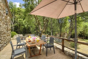 Outdoor dining - Vrbo Property (LEVIE)