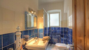 Ein Badezimmer mit Badewanne, Waschbecken und Toilette.