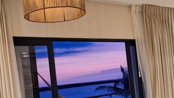 Suite Deluxe, balcón, vista al mar | Interior