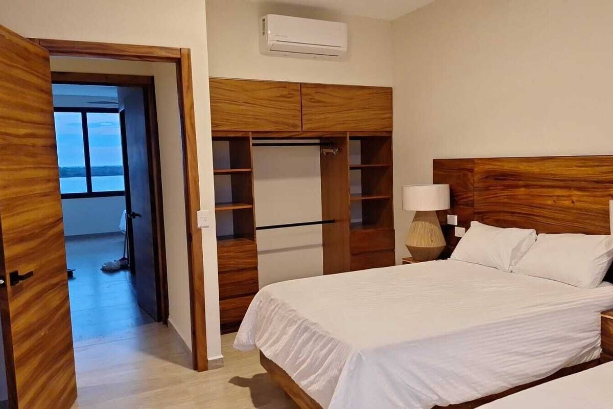 Caja de seguridad en la habitación y tabla de planchar con plancha 