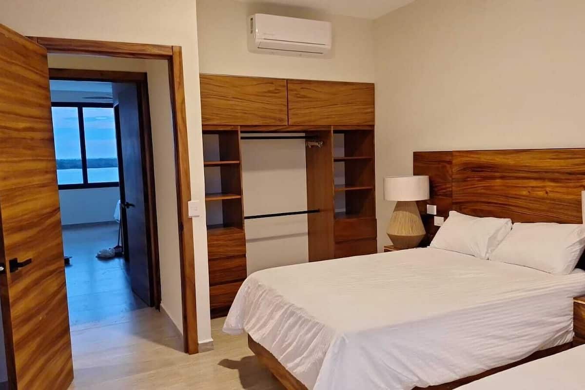 Deluxe-Suite, Balkon, Meerblick | Zimmersafe, Bügeleisen/Bügelbrett, kostenloses WLAN