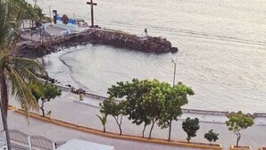 15 kolam renang terbuka, payung kolam, kerusi lepak pantai 