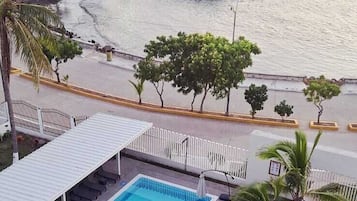 15 piscinas al aire libre, sombrillas, sillones reclinables de piscina