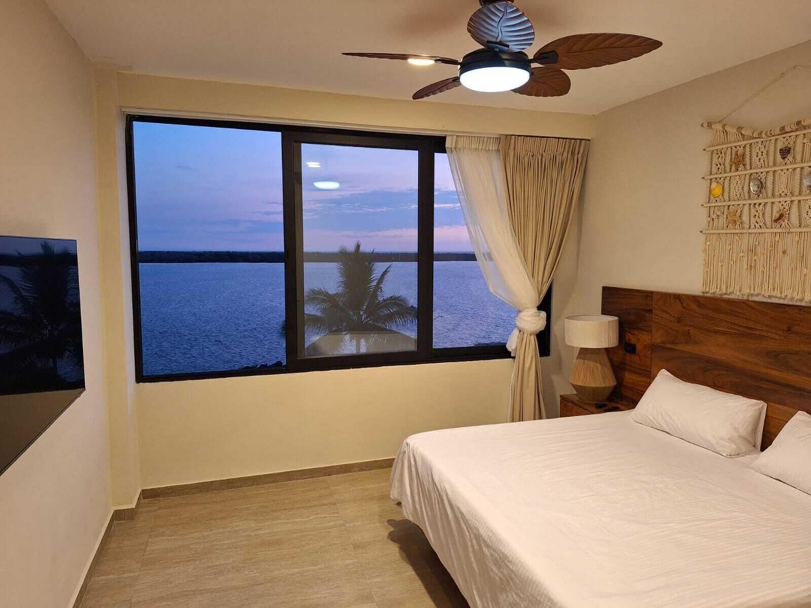 Suite Deluxe, balcón, vista al mar | Caja de seguridad en la habitación y tabla de planchar con plancha 