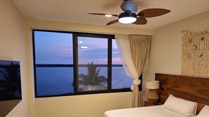 Deluxe Suite, Balcony, Sea View | Peti besi dalam bilik, seterika/papan seterika 