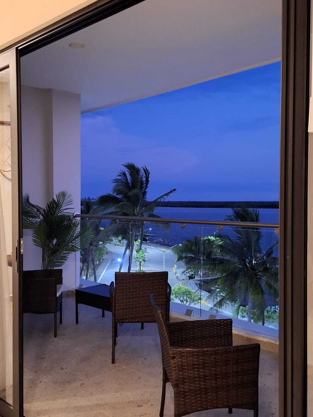 Habitación básica, balcón, vista al mar | Interior