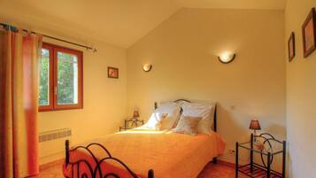 Travel crib, free WiFi