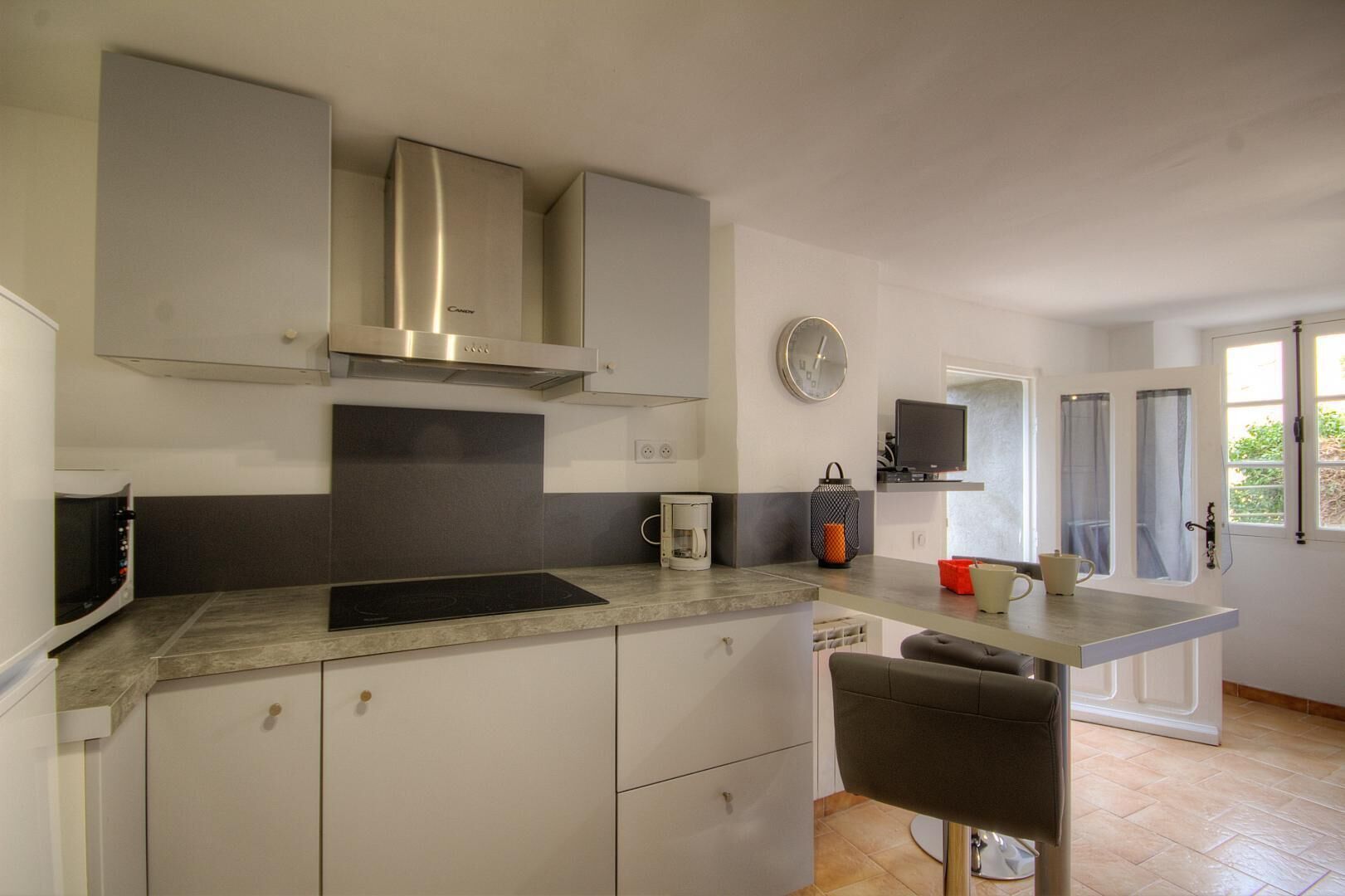 Kühlschrank, Mikrowelle, Geschirrspüler, Toaster