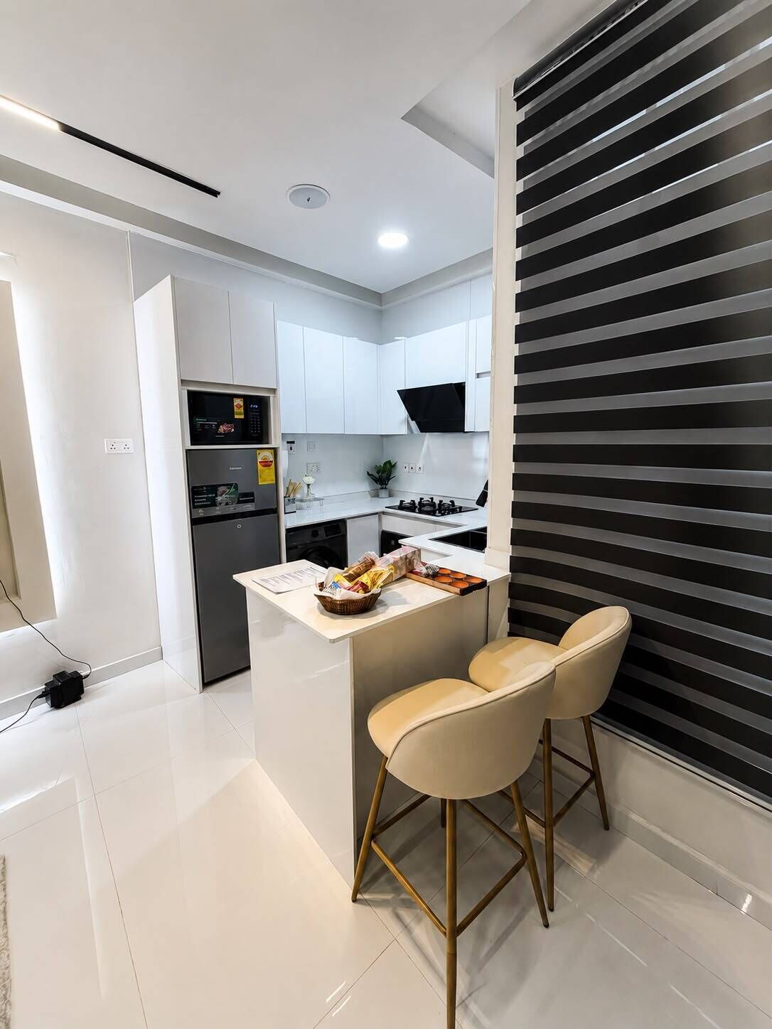 Geladeira, micro-ondas, cooktop, lava-louças