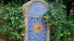 A mosaic wall with the year '2006' and a flower pot with pink flowers. - Le 16402 - SARTENE - Gîte (SARTENE)