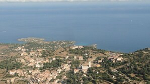 Une ville côtière avec des bâtiments, une église imposante et une vue sur la mer.