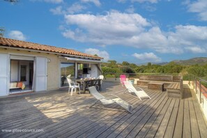 Outdoor dining - Vrbo Property (SAINTE LUCIE DE PORTO VECCHIO)