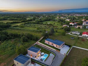 A modern two-story house with a swimming pool, surrounded by lush greenery and a rural landscape. - Villa 4M (Istria - Pula) (Pula)