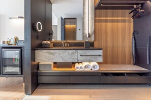 Chambre Simple, vue ville | Salle de bain | Sèche-cheveux, chaussons, serviettes fournies, shampoing