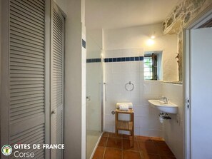 Bathroom - LEVENTE - PATRIMONIO (PATRIMONIO)