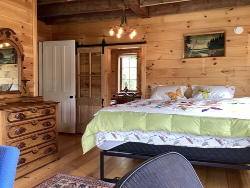 Holiday Landing is a 5-bedroom lakefront home with AC in North Hero , sleeps 10!