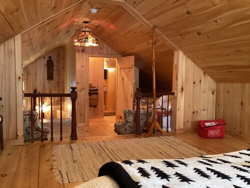 Holiday Landing is a 5-bedroom lakefront home with AC in North Hero , sleeps 10!