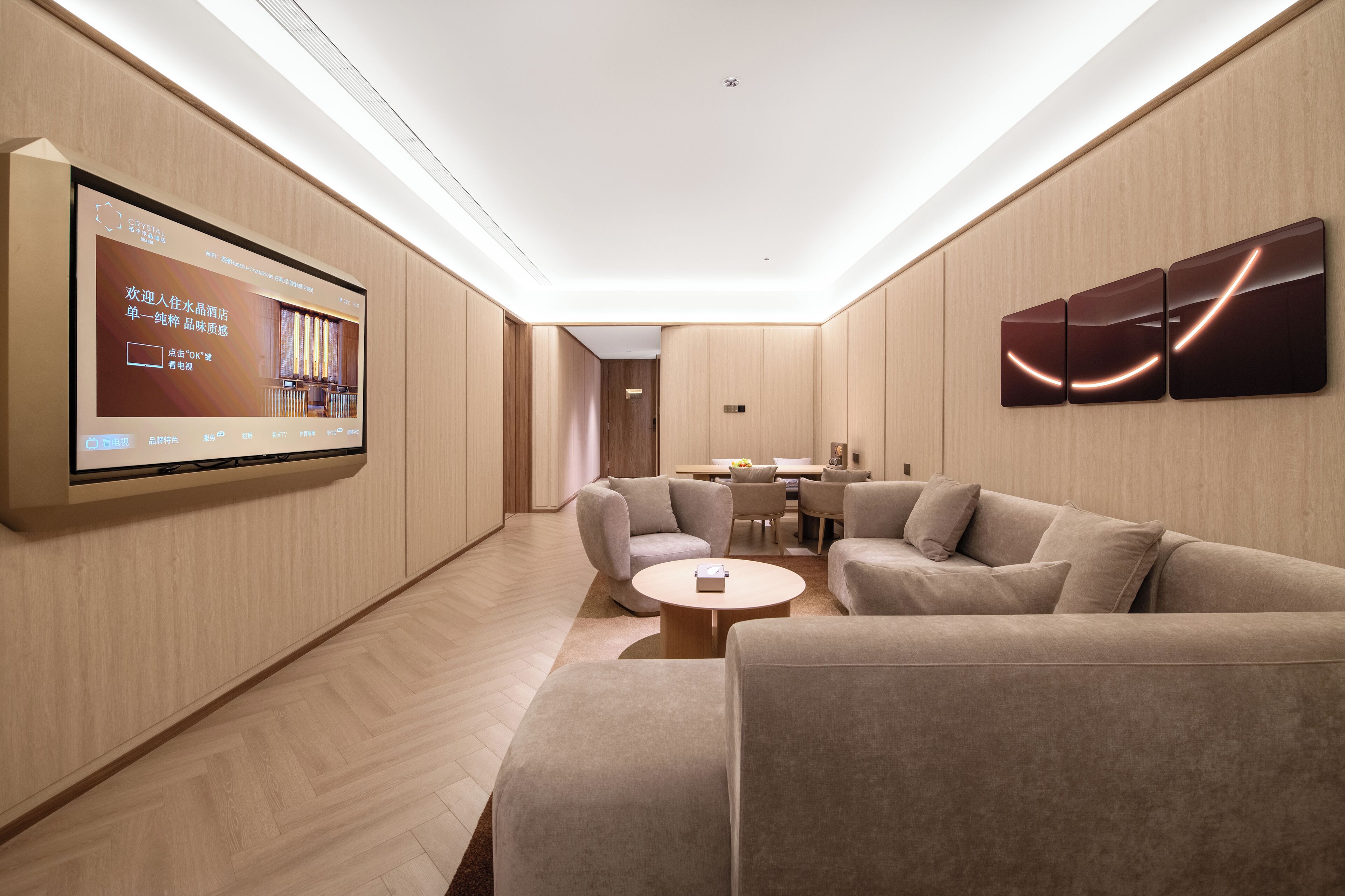 Luksussuite | Dundyner, minibar (inkludert), skrivebord og blendingsgardiner