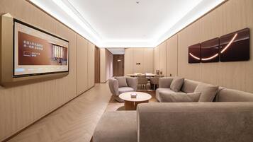 Luksussuite | Dundyner, minibar (inkludert), skrivebord og blendingsgardiner